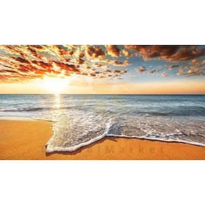 Può includere: Un pittoresco paesaggio costiero con una spiaggia sabbiosa e dolci onde oceaniche che si infrangono sulla riva. L'orizzonte mostra un vibrante tramonto con nuvole arancioni e gialle che si riflettono sul mare calmo e sulla sabbia dorata.