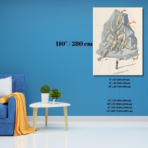 Op de afbeelding: Een kunstdruk met een surrealistische sc&egrave;ne met losgekoppelde ledematen die uit een grijze rotsformatie komen. Een klein, rood figuur staat eronder. De print wordt weergegeven op een blauwe muur, met een blauwe bank en gele deken op de voorgrond.