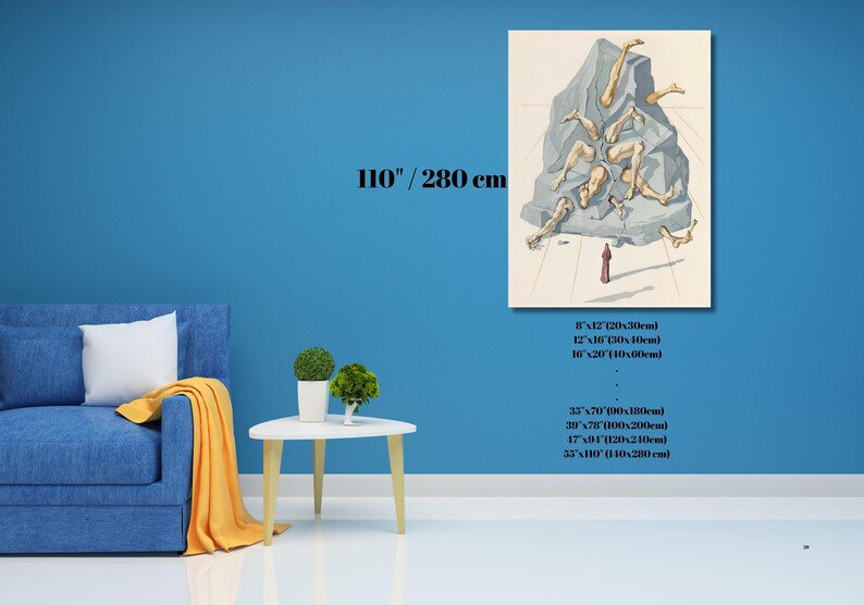 Op de afbeelding: Een kunstdruk met een surrealistische sc&egrave;ne met losgekoppelde ledematen die uit een grijze rotsformatie komen. Een klein, rood figuur staat eronder. De print wordt weergegeven op een blauwe muur, met een blauwe bank en gele deken op de voorgrond.