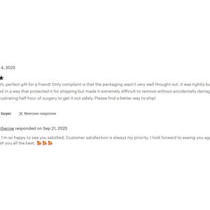 a text message conversation between a buyer and a seller. The buyer is expressing their dissatisfaction with the product, specifically the packaging, and the seller is responding to the buyer's concerns. The conversation appears to be a customer service interaction, with the seller acknowledging the buyer's feedback and offering a resolution.