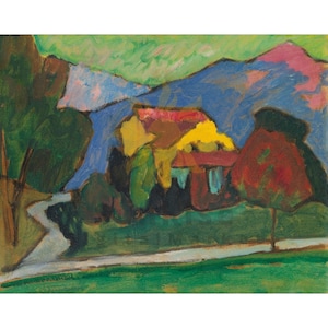 Könnte beinhalten: Abstrakte Landschaftsmalerei mit einem Haus mit rotem Dach und gelben Akzenten, umgeben von Bäumen und einem gewundenen Pfad. Der Hintergrund zeigt blaue Berge und einen grünen Himmel, mit einem grasbewachsenen Vordergrund.