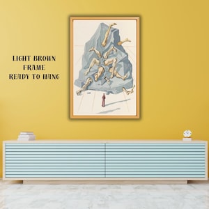 Op de afbeelding: Een ingelijst kunstwerk met een lichtbruine lijst. Het kunstwerk toont een surrealistische sc&egrave;ne met figuren die uit een grote, grijze, geometrische structuur tevoorschijn komen. Een klein figuur staat eronder. De tekst "LIGHT BROWN FRAME READY TO HANG" is zichtbaar.
