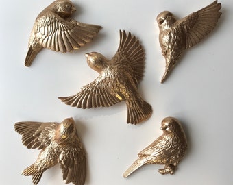 Conjunto de 5 pájaros de oro voladores / pájaros de decoración de pared / decoración de interiores de gorrión de oro