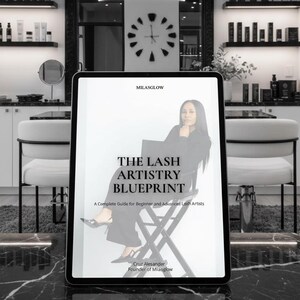 Puede incluir: Una tableta digital muestra la portada de "The Lash Artistry Blueprint" de Cruz Alesander, fundadora de Milasglow. La imagen está ambientada en un salón de belleza moderno con estanterías de productos, un gran espejo y un reloj decorativo.