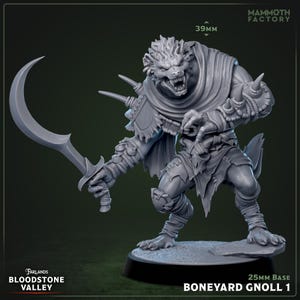 Peut inclure: Figurine miniature grise et détaillée d'un Gnoll, créature humanoïde à tête de loup, tenant une lame incurvée. La figurine est posée de manière dynamique, avec une base de 25 mm et une mesure de 39 mm en haut. Le texte "Boneyard Gnoll 1" est visible.