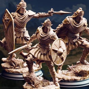 Può includere: Tre dettagliate statuette in legno di guerrieri corazzati in pose dinamiche. Ogni figura è adornata con elmi, scudi e armi, in piedi su un terreno roccioso. Le figure sono in tonalità marroni, con intagli e dettagli intricati.