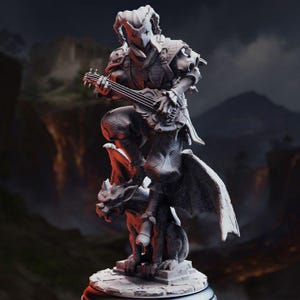 Puede incluir: Estatua detallada de una figura tocando un instrumento de cuerda, posada sobre una gárgola. La figura lleva un casco con cuernos y armadura, con detalles intrincados en el instrumento y las alas de la gárgola. La estatua es gris monocromática.