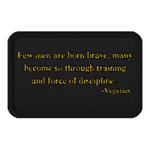 Puede incluir: Parche bordado negro con texto dorado que dice "Few men are born brave, many become so through training and force of discipline - Vegetius".