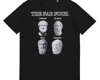 Puede incluir: Camiseta negra con texto blanco que dice "THE FAB FOUR" y presenta cuatro retratos de filósofos famosos: Aristóteles, Sócrates, Platón y Diógenes.