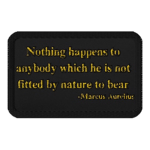 Könnte beinhalten: Schwarzer gestickter Aufnäher mit einem gelben Zitat: "Niemanden widerfährt etwas, wozu er von Natur aus nicht in der Lage wäre, es zu ertragen." -Marcus Aurelius.