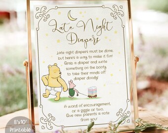 Könnte beinhalten: Ein druckbarer Schild im Format 20,3 x 25,4 cm mit den Figuren Winnie Puuh und Ferkel. Das Schild lautet "Late Night Diapers" und hat ein niedliches Design mit Sternen und einer Mondsichel. Es ist eine lustige Aktivität für eine Babyparty.
