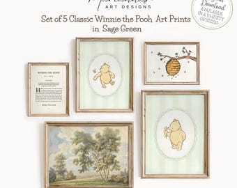 Könnte beinhalten: Set aus fünf gerahmten Kunstdrucken mit Winnie-the-Pooh-Illustrationen in Salbeigrün. Die Drucke umfassen eine Seite aus dem Buch, Puuh mit einem Schmetterling, einen Bienenkorb, Puuh mit einer Blume und eine Landschaft.