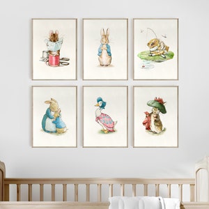 Op de afbeelding: Set van zes ingelijste prints met illustraties van Peter Rabbit en andere personages uit de kinderboeken van Beatrix Potter. De prints tonen verschillende scènes, waaronder Peter Rabbit die een boek leest, Peter Rabbit die vist, Peter Rabbit die zijn moeder omhelst en een eend met een blauwe hoed.