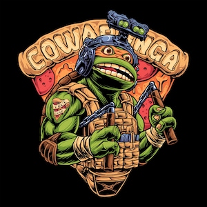 Puede incluir: Una ilustración gráfica de una tortuga antropomórfica verde que lleva un chaleco táctico, un casco con gafas de visión nocturna y sostiene nunchakus. El fondo muestra una porción de pizza de pepperoni con el texto COWABUNGA y un tatuaje de True Love.