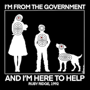 Op de afbeelding: Een zwarte grafische print met witte silhouetten van een persoon met een baby, een kind en een hond, elk gemarkeerd met cirkelvormige schietdoelen. De tekst luidt: I'M FROM THE GOVERNMENT AND I'M HERE TO HELP RUBY RIDGE, 1992.