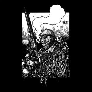 Puede incluir: Una ilustración gráfica en blanco y negro de una figura con pasamontañas y gafas de sol sosteniendo un rifle con humo elevándose. La figura está rodeada de múltiples calaveras y el texto VFG APPAREL aparece en la esquina superior derecha.
