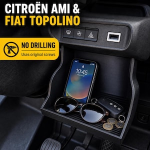 Könnte beinhalten: Eine schwarze Kunststoff-Ablageschale für Citroën Ami und Fiat Topolino Fahrzeuge. Die Schale mit geripptem Boden enthält ein Smartphone, eine Sonnenbrille, einen Autoschlüssel und drei Münzen. Text: CITROËN AMI & FIAT TOPOLINO, NO DRILLING.