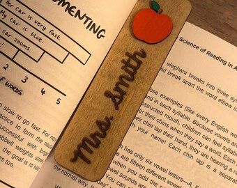 Marcapáginas personalizado para profesor – Madera grabada con manzana