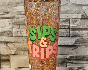 Sips and Trips Snow Globe Tumbler - Gobelet personnalisé à double paroi parfait pour garder vos boissons d'été au frais !