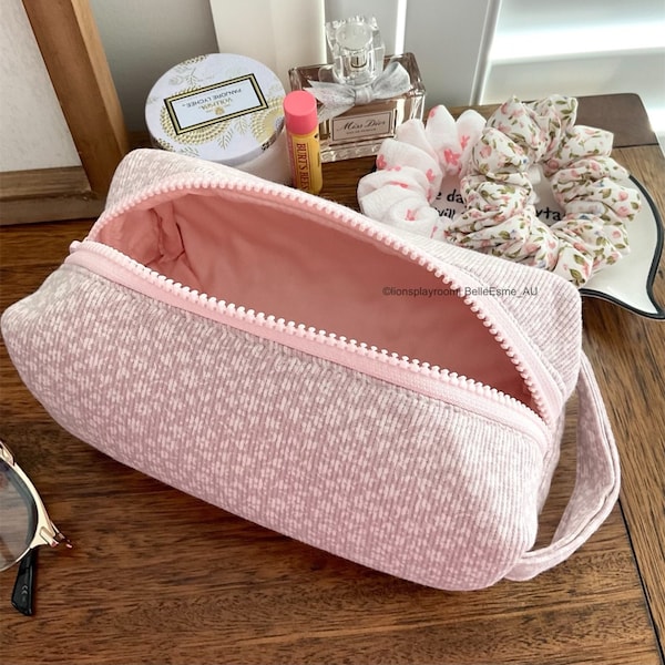 キルティング花柄生地のコスメポーチ／メイクアップポーチ／トイレタリーバッグ。お礼のギフト／誕生日プレゼント／母の日／ブライズメイドギフトに。