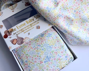 Lenzuolo con angoli elasticizzati per lettino/culla in 100% seta di gelso. Aiuta a contrastare la calvizie infantile, la perdita di capelli e l'eczema. Idea regalo per baby shower.