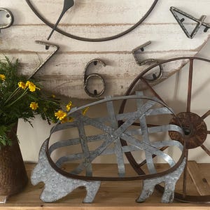 Farm Barnhouse Decorative Metal Pig Tabletop Basket* Metal Pig Shaped Ranch house Basket* Country Wall Kitchen Decorative Pig