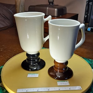 Vintage Hall China 2 pezzi #1272 marrone e bianco, #1273 tazze con piedistallo bianco e nero