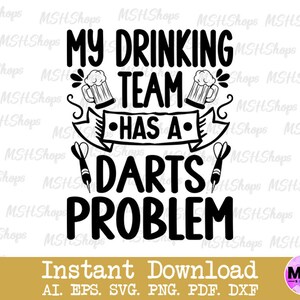 Peut inclure: Conception graphique en noir et blanc avec le texte "My Drinking Team Has A Darts Problem". Le graphique comprend deux chopes de bière et deux fléchettes.