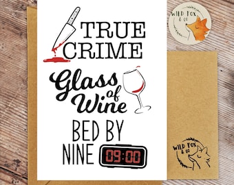 Pode incluir: Um cartão branco com texto preto que diz "TRUE CRIME Glass of Wine BED BY NINE 09:00". O cartão também apresenta uma faca vermelha com uma gota de sangue, uma taça de vinho tinto e um relógio digital.