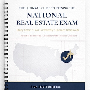 Puede incluir: Un libro encuadernado en espiral titulado "THE ULTIMATE GUIDE TO PASSING THE NATIONAL REAL ESTATE EXAM". La portada presenta un mapa de los Estados Unidos, una marca de verificación y una estrella. El texto adicional incluye "Study Smart, Pass Confidently, Succeed Nationwide."