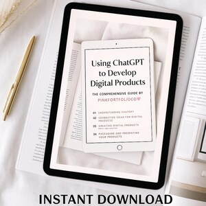 Puede incluir: Una guía de producto digital titulada "Using ChatGPT to Develop Digital Products" se muestra en una tableta. La portada de la guía presenta texto y una lista de temas. También se ven un bolígrafo dorado y un libro abierto.