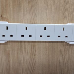 Puede incluir: Una regleta blanca con cuatro enchufes de tres clavijas.