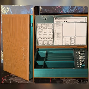 Pode incluir: Uma caixa organizadora de personagens de Dungeons & Dragons com exterior castanho, textura de grão de madeira e motivos de folhas. O interior é azul-petróleo com uma ficha de personagem branca, um rastreador de pontos de vida e de feitiços.