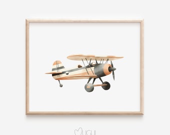 Op de afbeelding: Een aquarel-illustratie van een vintage vliegtuig met oranje, witte en grijze strepen. Het vliegtuig vliegt in de lucht met zijn propeller die draait.
