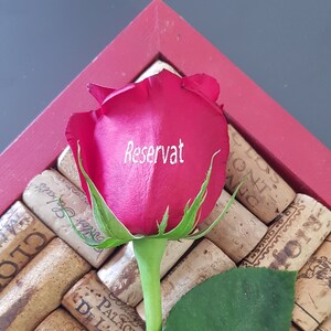 Detalle unico,rosa impresa en sus petalos.