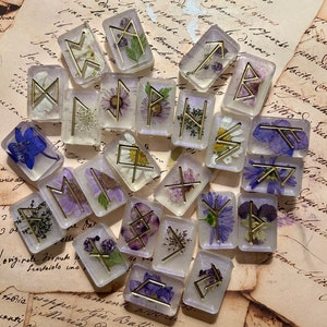 Viola • Runes | Divination - Custom