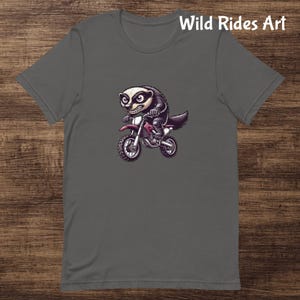 Camiseta de moto de cross con diseño de tejón de miel feroz / Divertido diseño de dibujos animados para entusiastas del todoterreno y fanáticos del tejón de miel - Camiseta unisex