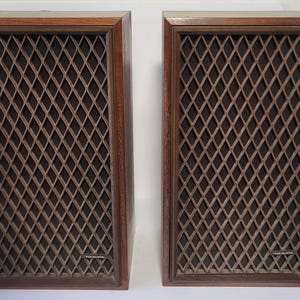 Realistic Nova-5 Bookshelf Speakers. Tested and works!