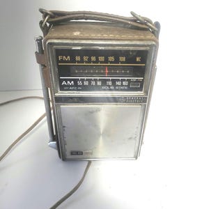 Radio de transistores GE P975F vintage, radio portátil de estado sólido AM/FM General Electric vintage. ¡Probada y funcionando!