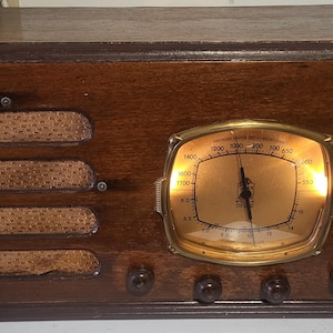 1937 Delco r-3210 farm radio. Repair or parts radio.