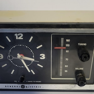 General Electric Am-radiowekker model 7-4725a. Getest en het werkt!
