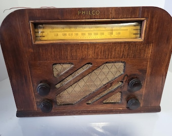 Vintage Philco 40-130 tube radio. Tested and it works!