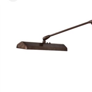 Può includere: Una lampada da scrivania color bronzo con un braccio lungo e regolabile e un apparecchio di illuminazione rettangolare. La lampada è progettata per fornire una luce focalizzata per la lettura o il lavoro.