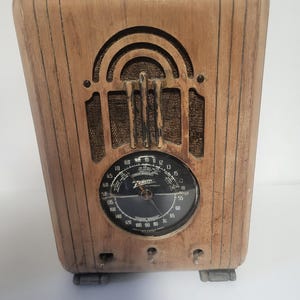 Vintage 1938 Zenith 5S228 wood tube tombstone radio. For parts or restoration!