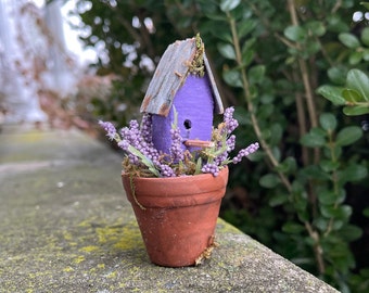 Handgemaakt miniatuur vogelhuisje, paars, miniatuur terracotta pot, paarse bloemen, poppenhuis, indoor sprookjestuin.