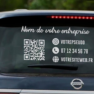 Peut inclure: Un autocollant blanc sur la lunette arrière d'une voiture noire. L'autocollant comprend le texte "Nom de votre entreprise", un code QR, une icône Instagram avec le texte "VOTREPSEUDO", une icône de téléphone avec le texte "07 12 34 56 78", et une icône de globe avec le texte "VOTRESITEWEB.FR".
