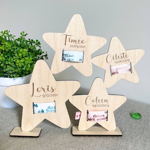 Personalisierter Geburtsarmbandrahmen aus Holz / Armbandhalter in Sternform für Zwillinge, Zwillinge und mehrere Kinder