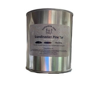 Può includere: Una lattina argentata con un'etichetta bianca che recita "IJ Farm VA.com" e "Scandinavian Pine Tar 100% Pure & Natural 16oz/453g". L'etichetta include anche il testo "For Crafts Cosmetic Grade For Soap Shampoo Balm Making DIY" e "Info@3nFarmVA.com".
