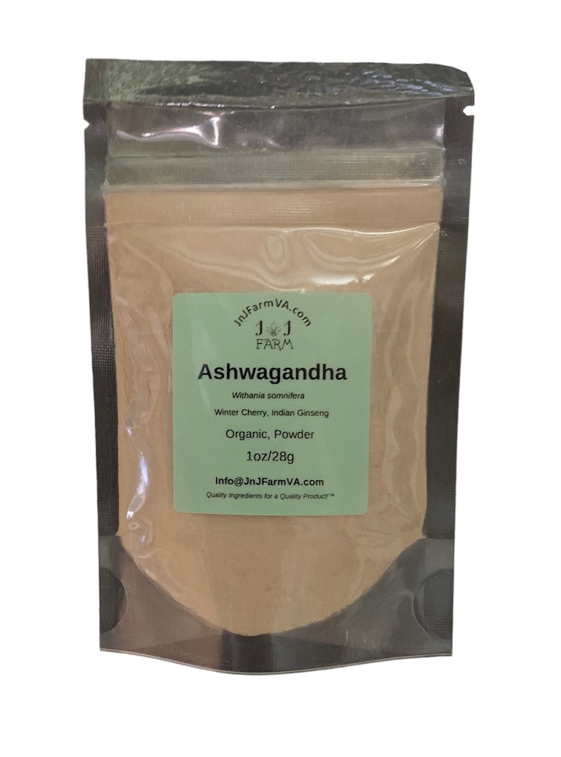 Puede incluir: Una bolsa resellable que contiene un polvo marr&oacute;n claro etiquetado como "Ashwagandha" con el texto "Withania somnifera, Winter Cherry, Indian Ginseng, Organic, Powder, 1oz/28g, Info@JnJFarmVA.com, Quality Ingredients for a Quality Product&trade;".