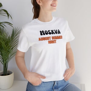 Stylowa koszulka z nadrukiem inspirowanym Moskwą w stylu vintage Moscow Nights Typography Tee - edycja limitowana